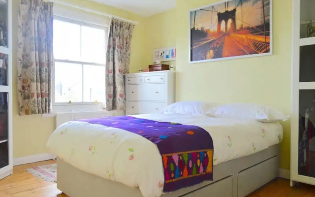 2 Bedroom Apartment With Roof Terrace in Camden