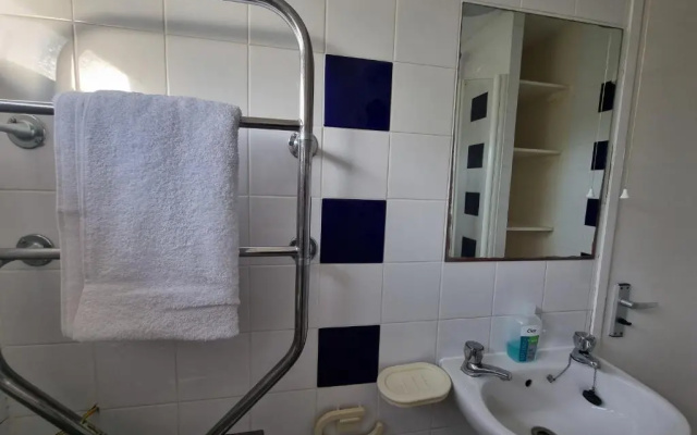 4 Bed 2 Bathroom House with Garden and Parking