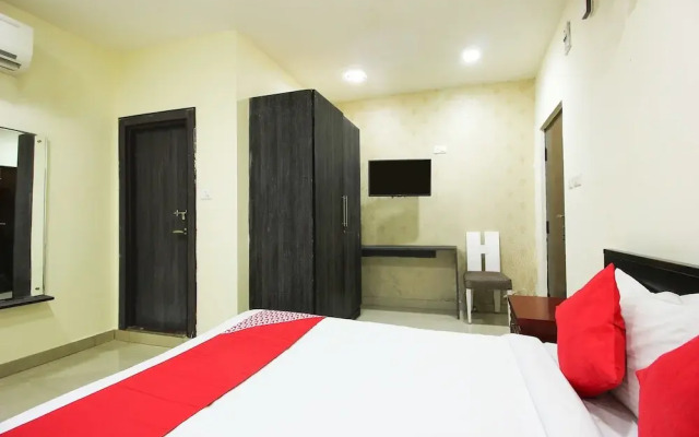 OYO 22737 Chandra Grand Hotel