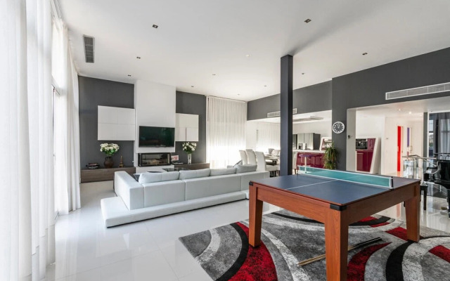 Luxurious Villa. Overflowing Pool 100 Meters From the Beach