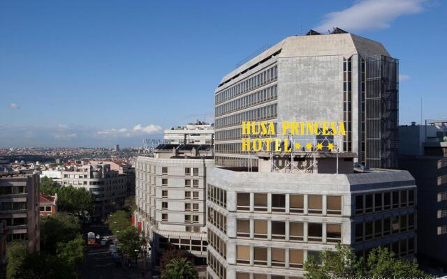 Отель Courtyard by Marriott Madrid Princesa вид на фасад
