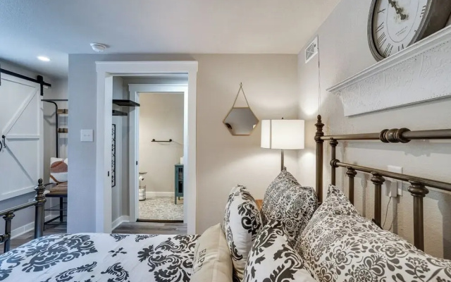 Pet-friendly Granbury Home w/ Yard, Near Downtown!