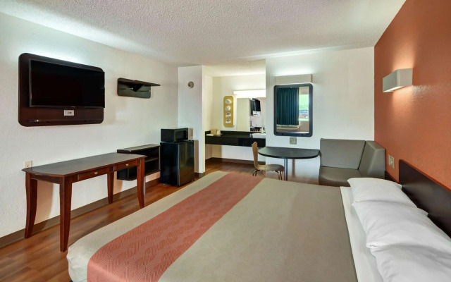 Motel 6 Lindale, TX