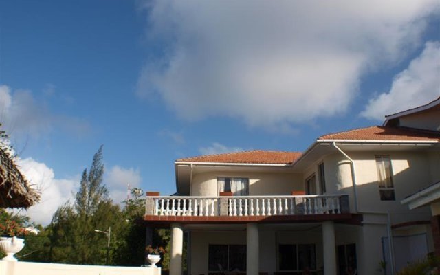 Отель Carana Beach Hotel Сейшельские острова, Остров Маэ - отзывы, цены и фото номеров - забронировать отель Carana Beach Hotel онлайн вид на фасад