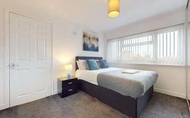 Lovely 3 Bedroom House in Dagenham With Parking