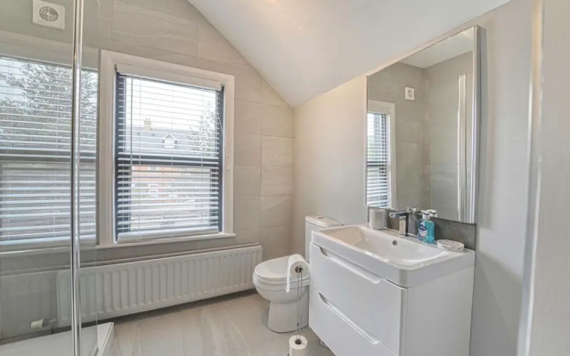 Host Stay Barton Road House