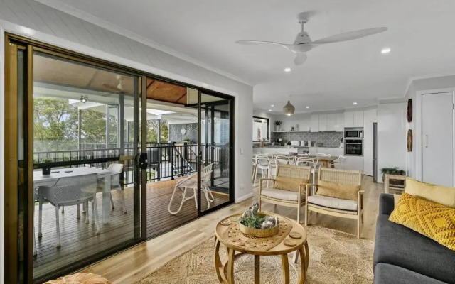 Yarabin - Luxury 6 Bedroom Home With Ocean Views