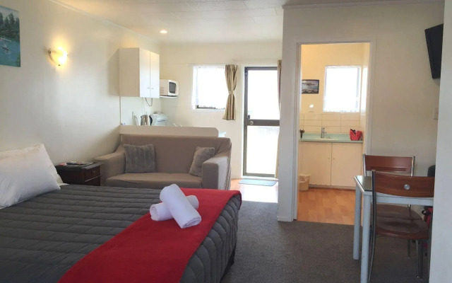 Dukes Midway Lodge