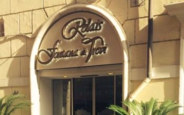Отель Relais Fontana Di Trevi Рим вид на фасад