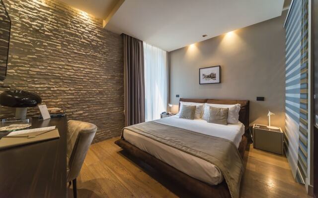 Отель Campo Marzio Luxury Suites сейф в номере