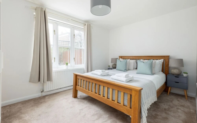 Magnificent 2 Bed Garden Flat in Oval