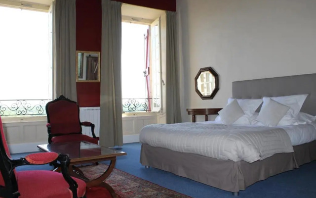 Hotel Raymond VII