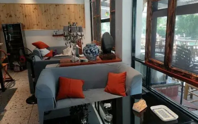 Yangshuo Banxian Bieyuan Homestay (Yulonghe Bamboo Rafting Yulongqiao Wharf Branch)