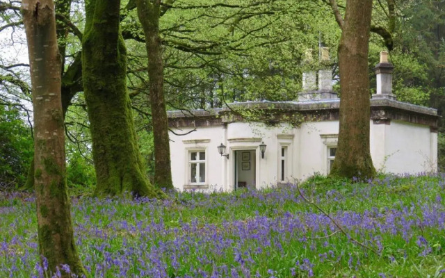 Triumphal Arch Lodge