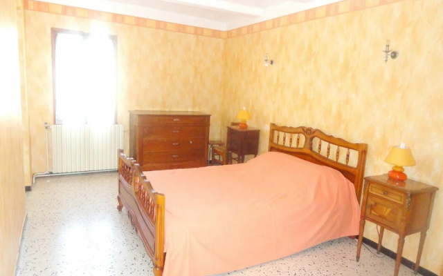 House With 2 Bedrooms in Saint-laurent-la-vernède, With Enclosed Garde