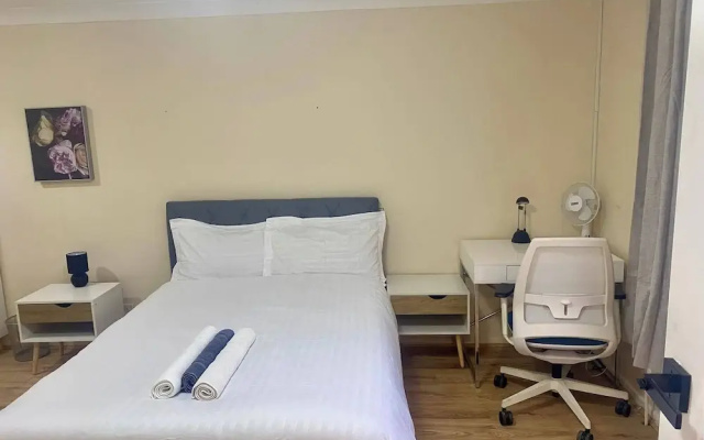 House - Sleeps 8 - Garden - Parking