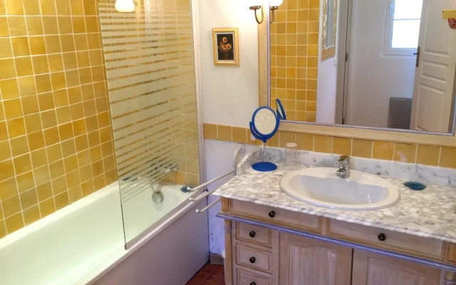 Villa With 2 Bedrooms in Saint-martin-de-pallières, With Pool Access,