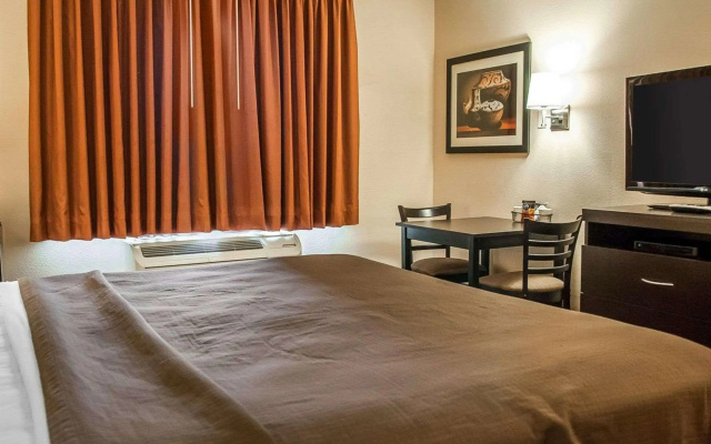 Econo Lodge Inn & Suites Santa Fe South