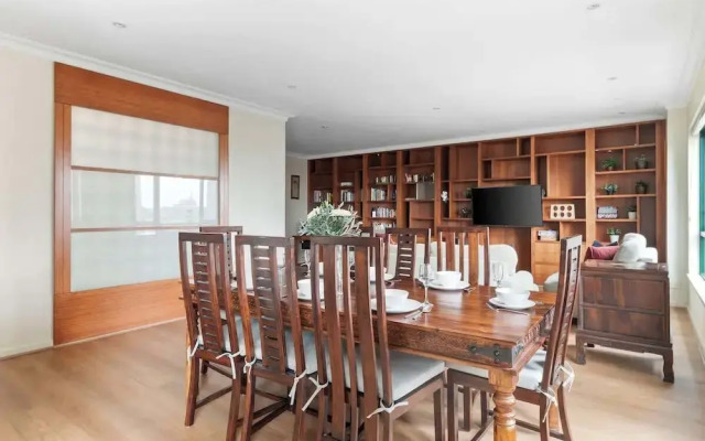 Stylish & Cozy 4BR Retreat With Free Parking