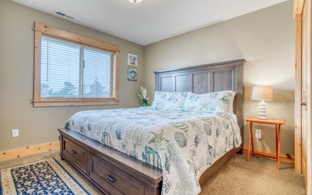 Gorgeous Kitchen and Fenced Backyard - Stunning Coastal Haven