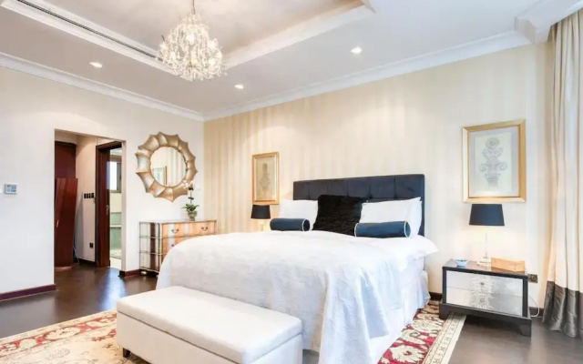 Glamourous Beachfront Villa on The Palm w Pool
