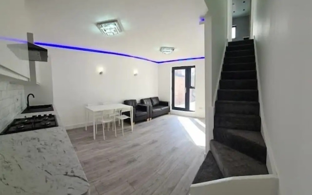 Apartment - Sleeps up to 5 & On-street Parking