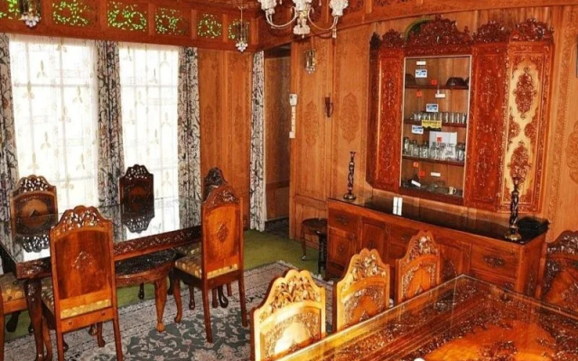 Kashmir Palace Group Of Houseboats