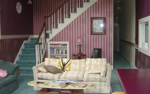 The Mine Shaft Inn Hotel & Hostel