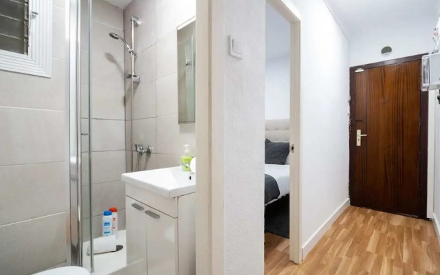 Design 2 Bedroom Flat Next to Pubilla Cases Metro