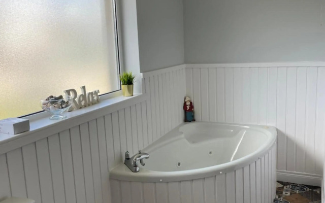 Causeway View Portrush - large 4 bedroom seafront house