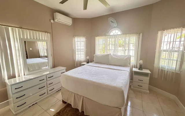 5 Bed Villa Sleeps 14 - Private Pool