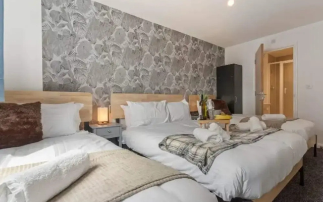 Desert Oasis Sleeps 8 With Parking