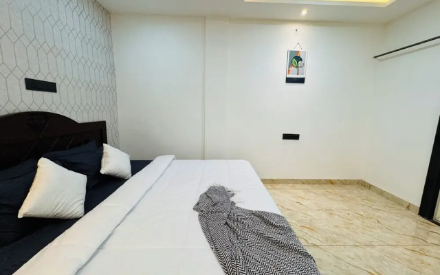 HE Azure 3BHK Bunglow Nr Apollo DB City