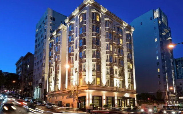Staypineapple, An Iconic Hotel, The Loop