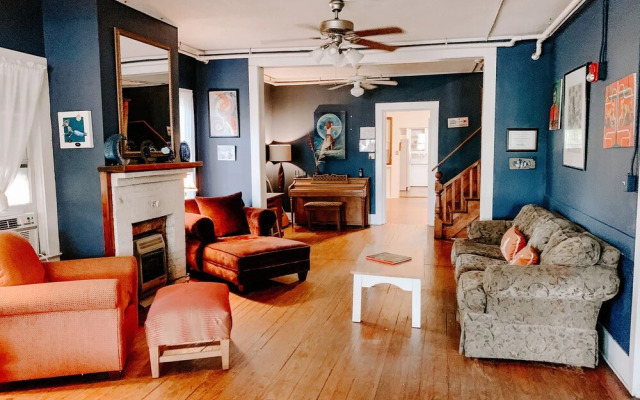 Blue Moon Guest House and Saloon