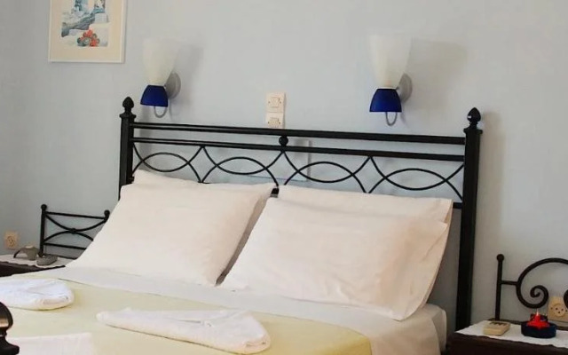 Vrohaki Studios & Rooms