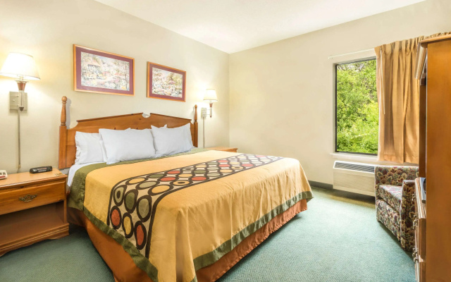 Super 8 by Wyndham Pevely