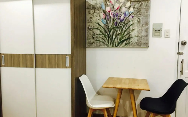 Smiley Apartment 11