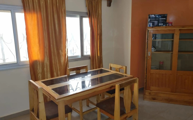 Chambres Privees Climatisees-Douches Personnelles-Neflix-Salon