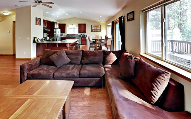 4BR South Tahoe Hot Tub Haven by RedAwning
