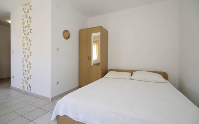 Studio apartment Tea - parking and grill, 100 m from sea SA2 Rogoznica, Riviera Sibenik