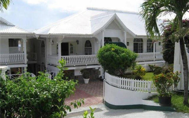 Отель Grenadine House вид на фасад