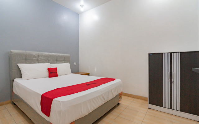 RedDoorz near Prujakan Station Cirebon