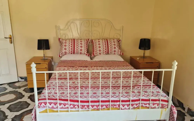 4 Bed House Sleeps 8 - Garden and Pets Welcome