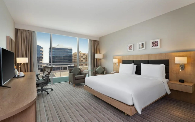 Hilton Garden Inn Dubai, Mall Avenue