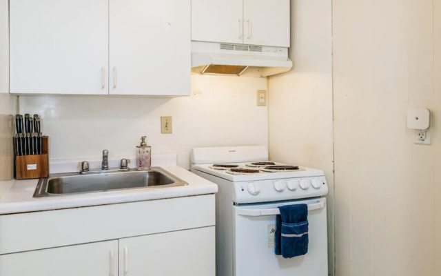 Gorgeous 1BR + View | Theatre District | Evonify