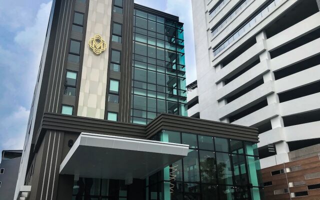 Maven Stylish Hotel Bangkok вид на фасад