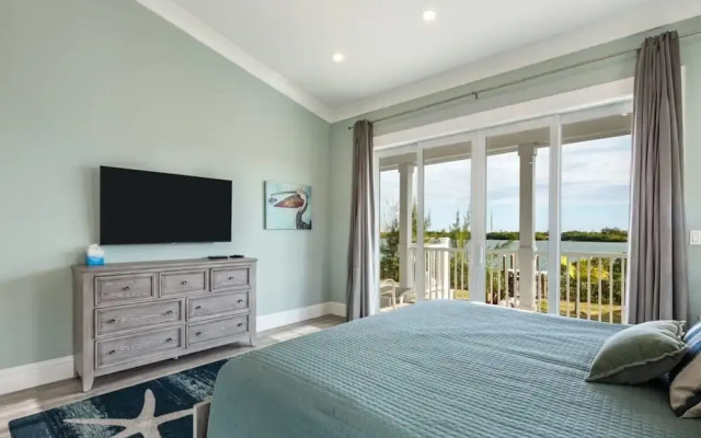 Springtide House by Brightwild Waterfront Pool