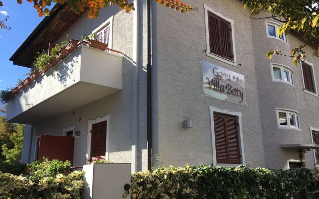 Отель Garnì Villa Betty Меран вид на фасад