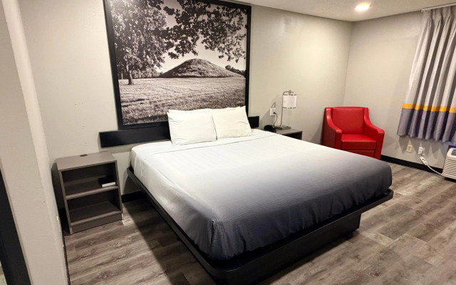 Super 8 by Wyndham Macomb